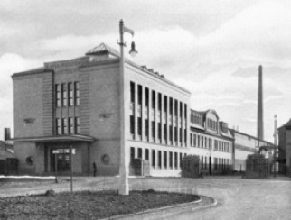 Bild: Das Verwaltungsgebäudes des Mansfelder Kupfer- und Messingwerkes (MKM). Historische Aufnahme aus den 1930er Jahren. Dieses Bild ist gemeinfrei, weil seine urheberrechtliche Schutzfrist abgelaufen ist.