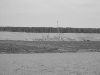 Bild: Bodenverdichtungsmaßnahmen an der Halde 3 am Concordia See bei Nachterstedt im Jahre 2005.