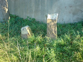 Bild: Sühnekreuze von Greifenhagen. Alter Standort an der nördlichen Mauer des Friedhofes von Greifenhagen.