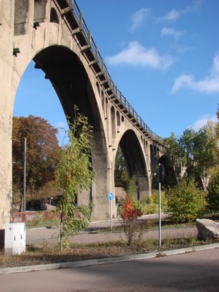 Bild: Die Eisenbahnbrücke Schmalzgrundviadukt in Hettstedt.