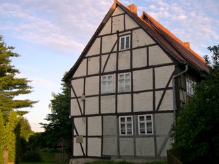 Bild: Das Geburtshaus des Dichters Gottfried August Bürger in Molmerswende. © 2007 by Bert Ecke.