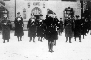 Bild: Rapport der SS zum ersten Jahrestag des EISLEBER BLUTSONNTAGES gegenüber Himmlers Stellvertreter Heißmeier. Der zweite von links ist der NSDAP Kreisleiter Ludolf von Alvensleben. Dieses Bild ist gemeinfrei, weil seine urheberrechtliche Schutzfrist abgelaufen ist.