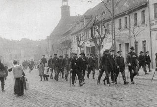 Bild: Streikende Arbeiter in Eisleben auf dem Breiten Weg im Jahre 1909. Die Streiks legten oft die Wirtschaft und Infrastruktur einiger Städte komplett still. Dieses Bild ist gemeinfrei, weil seine urheberrechtliche Schutzfrist abgelaufen ist.
