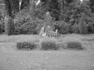 Bild: Das Ehrengrab der drei Todesopfer Walter Schneider, Hans Seidel und Otto Helm des Eisleber Blutsonntages 1933. Bild © 2006 by Birk Karsten Ecke.