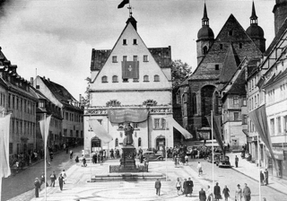 Bild: Der Markt von Eisleben am 02.07.1945 - dem Tag des Einmarsches der Roten Armee in der Lutherstadt. Dieses Bild ist gemeinfrei, weil seine urheberrechtliche Schutzfrist abgelaufen ist.