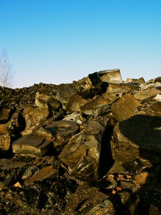 Bild: Reste von Schlackeprodukten auf der Halde der ehemaligen Krughütte bei Eisleben.