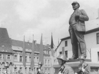 Bild: Kundgebung der Kampfgruppen der DDR am Lenindenkmal von Eisleben. Historische Aufnahme aus den 1980er Jahren.