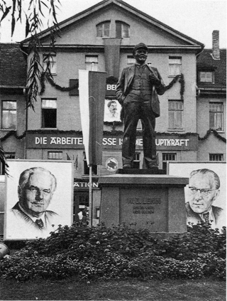 Bild: Das Lenin-Denkmal in Eisleben neben den Bildnissen von Wilhelm Pieck und Otto Grotewohl. Aufnahme aus dem Jahre 1950. Dieses Bild ist gemeinfrei, weil seine urheberrechtliche Schutzfrist abgelaufen ist.