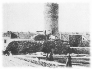 Bild: Die Ruine des Bergfriedes des Schlosses von Eisleben in einem Foto des späten 19. Jahrhunderts. Dieses Bild ist gemeinfrei, weil seine urheberrechtliche Schutzfrist abgelaufen ist.