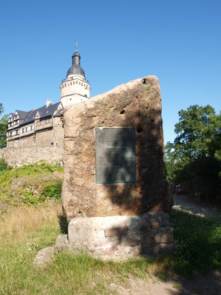 Bild: Gedenkstein zu Ehren des Eike von Repgow an der Burg Falkenstein.
