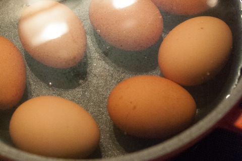 Bild: Eier für den Salat nach Geschmack wachsweich oder hart kochen.