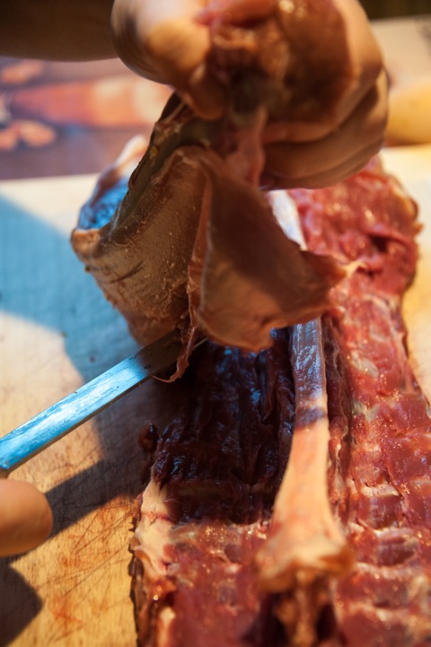 Bild: Aus dem Damwildrücken die beiden Filets mit einem scharfen Messer entlang der Wirbelsäule und der Rippenbögen vorsichtig auslösen.