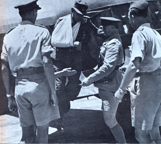 Bild: Generalmajor Heinrich Kreipe mit dem verletzten Arm bei seiner Ankunft in Kairo. Dieses Bild ist gemeinfrei, weil seine urheberrechtliche Schutzfrist abgelaufen ist.