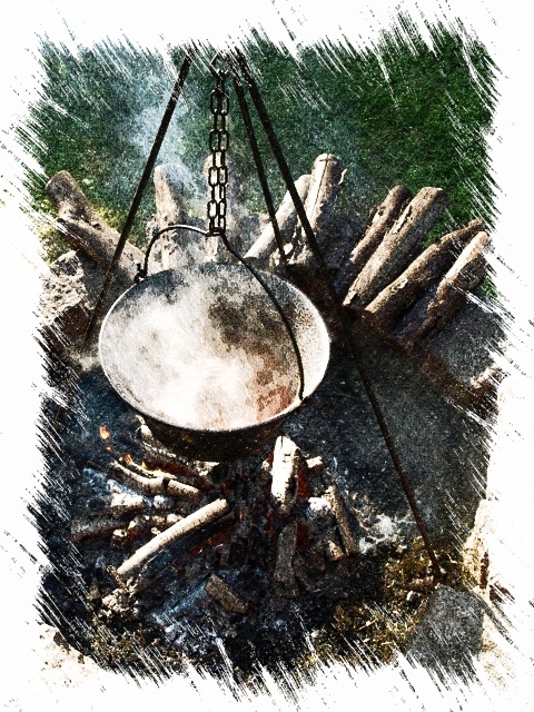 Bild: Ein Kesselgulasch aus Wildfleisch schmort auf dem offenen Holzfeuer.