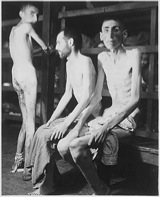 Bild: Häftlinge im KZ Buchenwald, 1945.