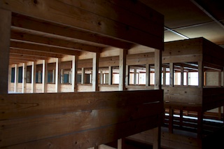 Bild: Im Inneren einer Häftlingsbaracke in einem Konzentrationslager (Aufnahme in Gedenkstätte KZ Dachau).