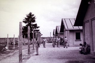 Bild: Steinbaracken im Konzentrationslager Dachau 1933. Fotografie von Friedrich Franz Bauer im Auftrag der SS. Foto © 2010 Birk Karsten Ecke - Gedenkstätte Konzentrationslager Dachau.