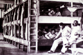 Bild: Blick in eine Baracke im KZ Dachau1933. Fotografie von Friedrich Franz Bauer im Auftrag der SS. Foto © 2010 Birk Karsten Ecke - Gedenkstätte Konzentrationslager Dachau.
