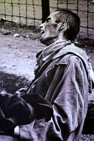 Bild: Zu Tode erschöpfter Häftling eines Konzentrationslagers - vermutlich KZ Dachau. Foto © 2010 Birk Karsten Ecke - Gedenkstätte Konzentrationslager Dachau.