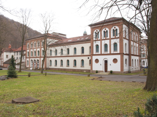 Bild: Die ehemalige Klosterschule in Ilfeld war der Sitz der Firma Mittelwerke GmbH, in der die Vergeltungswaffen V1 und V2 produziert wurden.