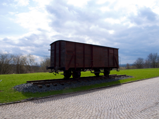 Bild: Eisenbahnwagon der Reichsbahn an der Gedenkstätte KONZENTRATIONSLAGER MITTELBAU-DORA bei Nordhausen.