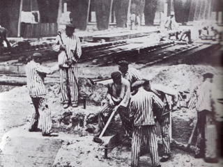 Bild: Häftlinge des KZ Mittelbau Dora bei der Anlage der unterirdischen Produktionsanlagen für die V-Waffen im Kohnstein. Dieses Bild ist gemeinfrei, weil seine urheberrechtliche Schutzfrist abgelaufen ist.