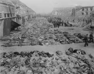 Bild: Leichen von Häftlingen auf dem Gelände der Boelcke-Kaserne in Nordhausen. Aufnahme vom 13.04.1945. Dieses Bild wurde von einem Mitglied der United States Army während dessen Ausführung seiner Dienstpflichten erstellt. Als eine Arbeit der US-Regierung ist dieses Bild public domain.