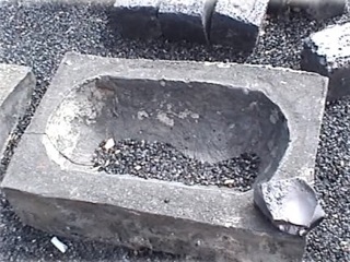 Bild: Die bei der Verhüttung des Kupferschiefers reichlich anfallende Schlacke ließ sich vielfältig verwenden.Hier zum Beispiel als Futtertrog für Hausschweine aus Mansfeld-Schlacke.