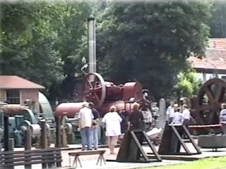 Bild: Dampfmaschinen auf dem Freigelände des Mansfeld-Museum. An den regelmäßig durchgeführten Dampftagen werden diese Exponate sogar in Betrieb genommen.