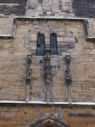 Bild: Figuren am Westportal der Kirche St. Stephani zu Aschersleben.