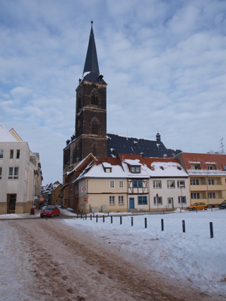 Bild: Die Kirche St. Stephani zu Aschersleben. Von den zwei Türmen wurde nur der südliche bis zur vollen Höhe gebaut.