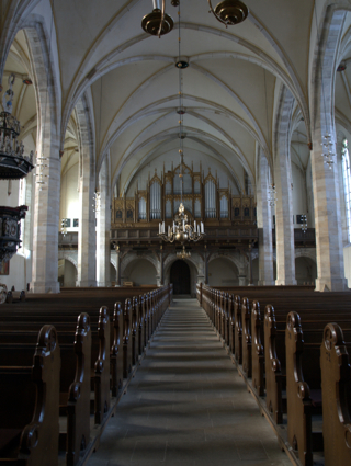 Bild: Das Hauptschiff der Kirche St. Stephani zu Aschersleben. Blick Richtung Westen auf die Orgel.