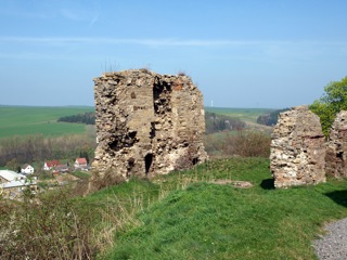 Bild: Die Burgruine Arnstein bei Harkerode im Unterharz.