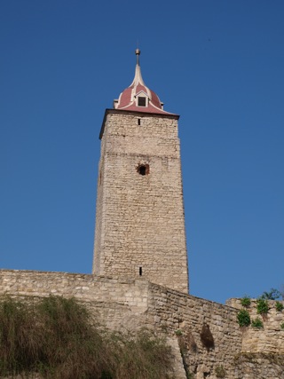 Bild: Der Bergfried mit einer Höhe von 27 Metern und der barocken Haube überragt Burg und Ort Hausneindorf.