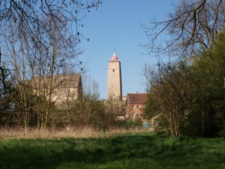 Bild: Die landwirtschaftliche Nutzung über viele Jahrhunderte hat deutliche Spuren an der Burg Hausneindorf hinterlassen.