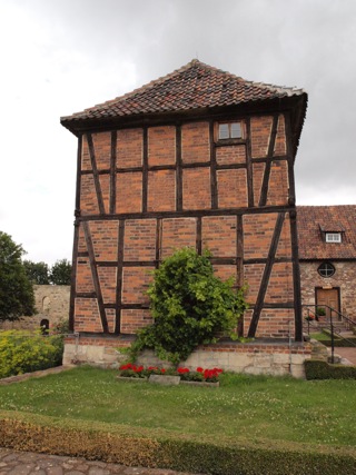 Bild: Die Wohn- und Wirtschaftsgebäude des ehemaligen Klosters Konradsburg.