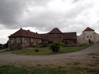 Bild: Die Wohn- und Wirtschaftsgebäude des ehemaligen Klosters Konradsburg.