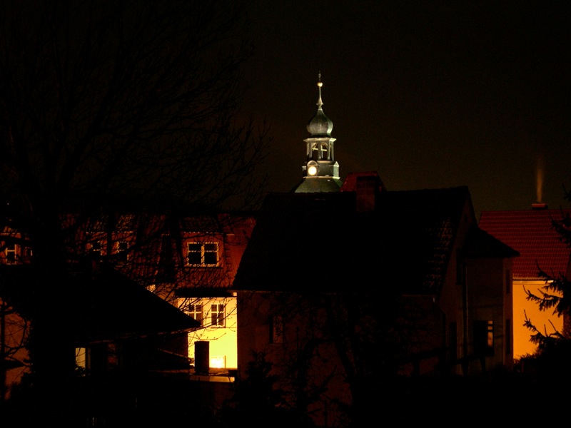 Hettstedt - Blick vom Jüdenkegel auf die Kirche St. Jakobi bei Nacht.