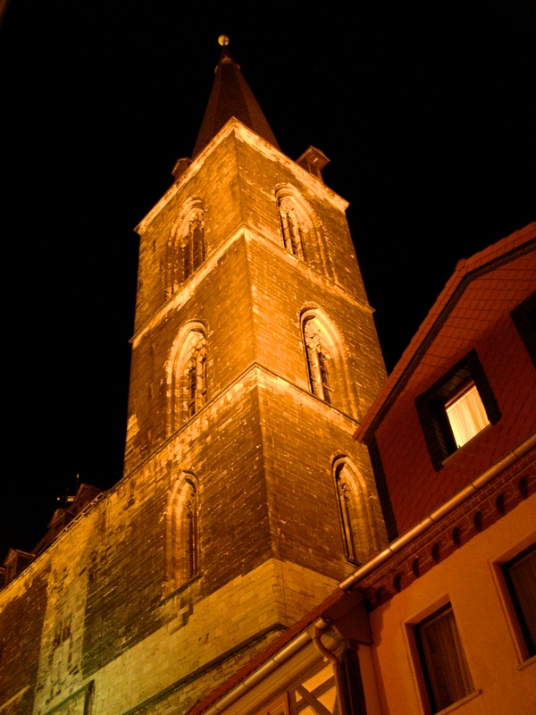 Aschersleben - Der Turm der Marktkirche St. Stephani bei Nacht.