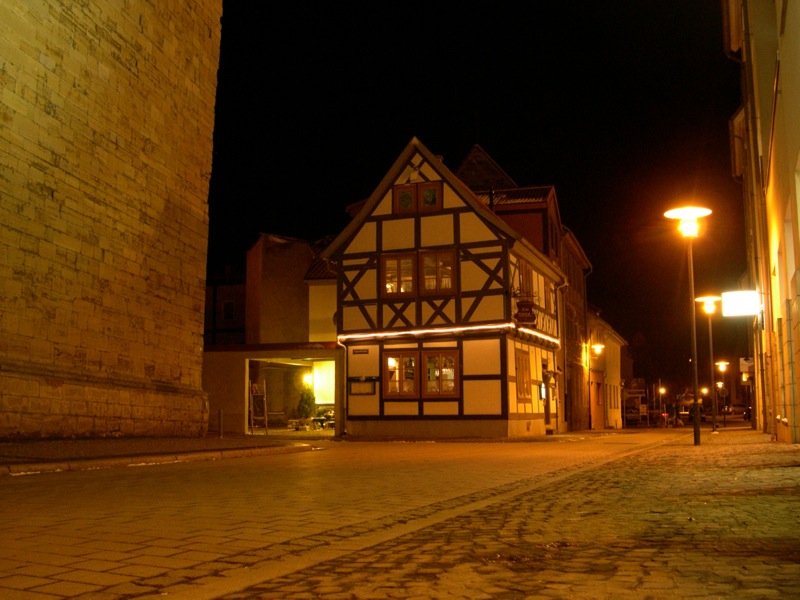Aschersleben - An der Marktkirche St. Stephani bei Nacht.