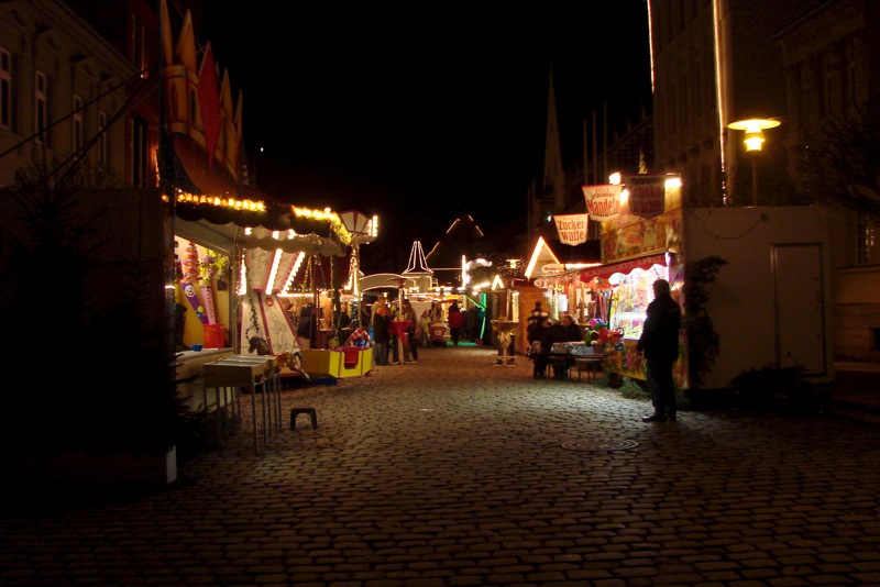 Aschersleben - Der Weihnachtsmarkt im Jahre 2009 bei Nacht.