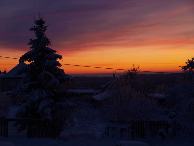 Sonnenaufgang an einem kalten Wintertag in Greifenhagen.