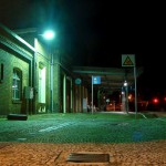 Auf dem Bahnhof von Hettstedt bei Nacht.