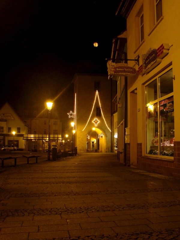 Hettstedt - Das Saigertor an Weihnachten bei Nacht.