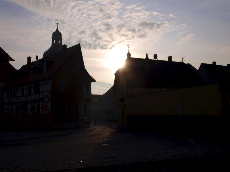 Harzgerode - Blick auf den Markt und das Rathaus an einem Wintermorgen.