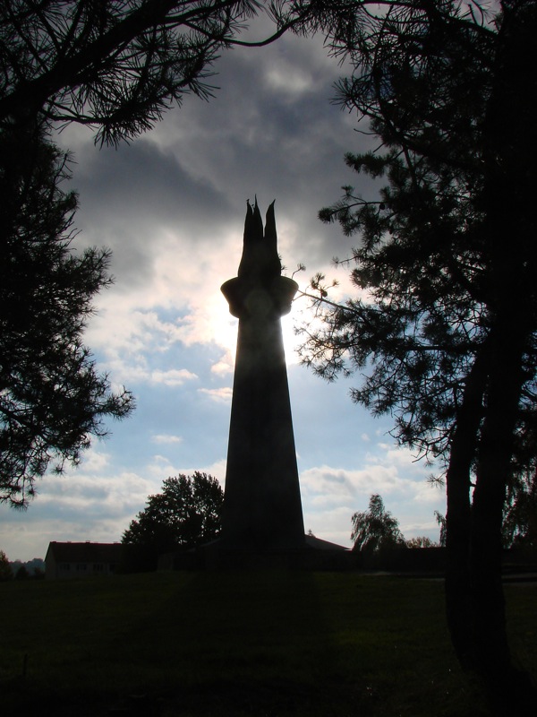 Hettstedt - Der Obelisk FLAMME DER FREUNDSCHAFT am Abend.