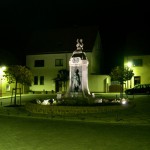 Mansfeld - Der Lutherbrunnen bei Nacht.