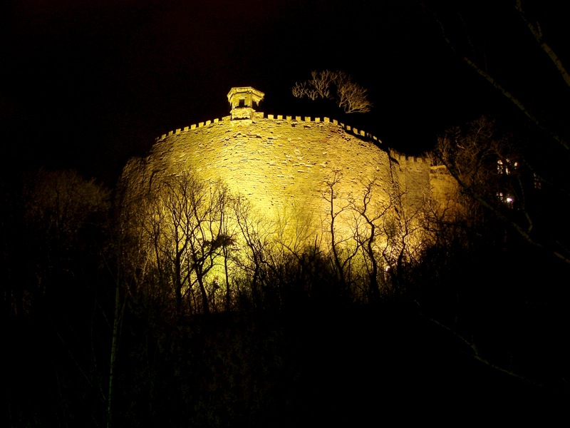 Schloss Mansfeld - Die Bastion MINE bei Nacht.