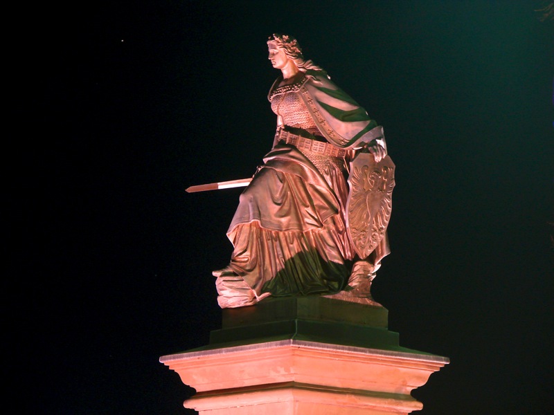 Leimbach (Mansfeld) - Das Denkmal GERMANIA bei Nacht.