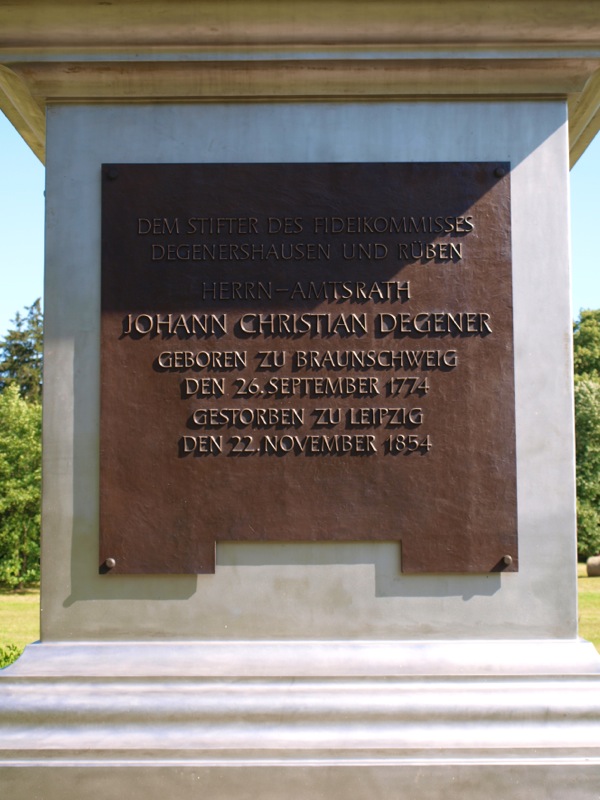 Bild: Degenershausen - Tafel auf dem Sockel des Obelisken im Landschaftspark.